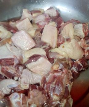 鸭腿洗净切块，焯水撇去血沫，捞出控干水分