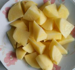 土豆去皮洗净切成块状