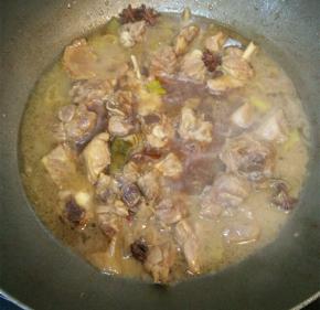 锅内倒入没过食材的开水，大火煮开小火煮1个小时