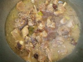 锅内倒入没过食材的开水，大火煮开小火煮1个小时