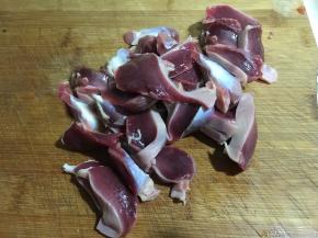 鸭胗切成片，清洗干净