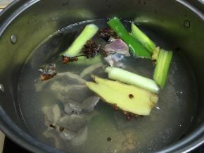 葱姜切片放入锅内，加入八角和花椒，水开之后放入鸭珍