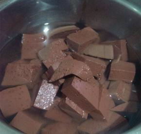 鸭血清洗干净切成块状