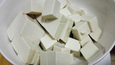 豆腐清洗干净切成块状