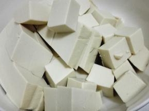 豆腐清洗干净切成块状