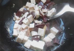 倒入鸭血和豆腐，加入适量的清水