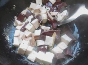倒入鸭血和豆腐，加入适量的清水