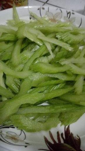 西芹洗净切成条状