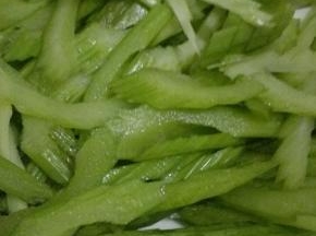 西芹洗净切成条状