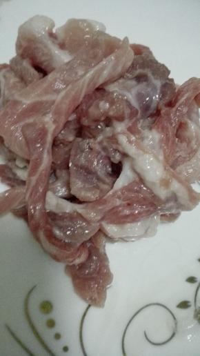 猪肉切成条状，用适量的淀粉抓拌均匀