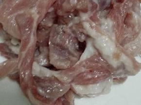 猪肉切成条状，用适量的淀粉抓拌均匀