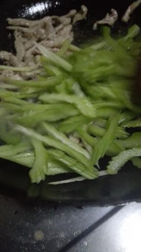 倒入切好的西芹炒出香味