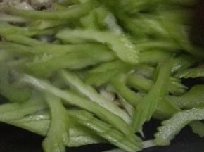 倒入切好的西芹炒出香味
