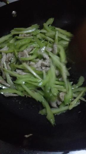 倒入生抽翻炒均匀