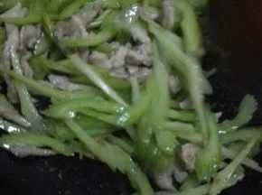 倒入生抽翻炒均匀