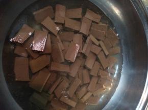 鸭血清洗干净之后切成块状