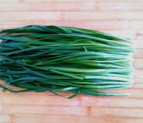 葱姜小米椒切好，韭菜洗净切成段