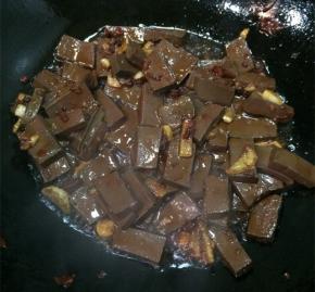 炒锅放油烧热，油热之后放入葱姜炒出香味