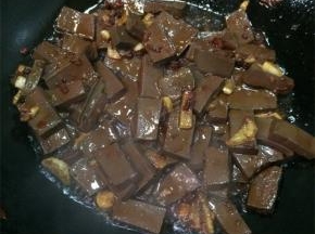 炒锅放油烧热，油热之后放入葱姜炒出香味