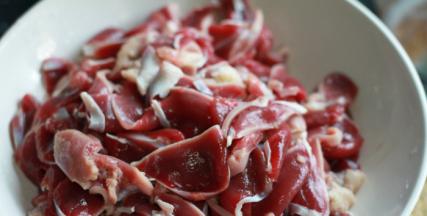 买来的鸭胗仔细清洗干净，切成薄片