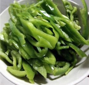 青椒去籽切好备用，葱姜切丝