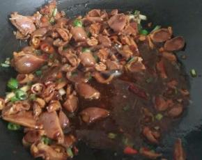 放入1勺料酒翻炒均匀