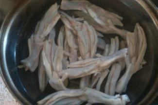 鸭掌洗净去掉脚趾，冷水下锅将水煮开，煮至鸭掌变色就捞出来控干水分