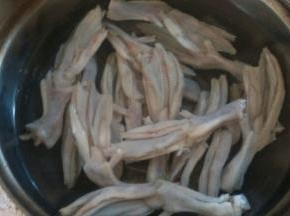 鸭掌洗净去掉脚趾，冷水下锅将水煮开，煮至鸭掌变色就捞出来控干水分