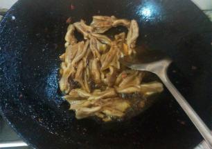 放入鸭掌和干辣椒翻炒均匀