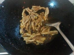 放入鸭掌和干辣椒翻炒均匀