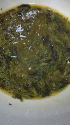 将鸡蛋打成蛋液，切好的香椿放入蛋液中，放入适量的盐和鸡精搅拌均匀