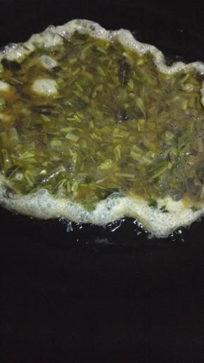 锅内放油烧热，倒入蛋液小火煎成蛋饼