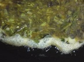 锅内放油烧热，倒入蛋液小火煎成蛋饼