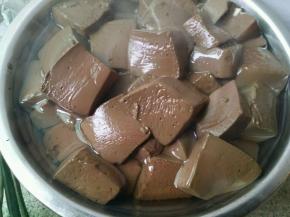 鸭血清洗干净切成块状