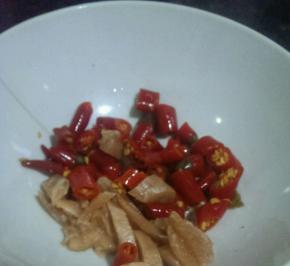 泡椒和泡椒切碎备用