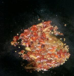 炒锅放油，冷油放入泡椒，泡姜和豆瓣酱，小火炒出香味