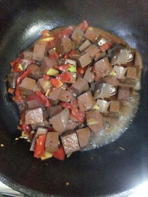 炒锅放油，冷油放入泡椒，泡姜和豆瓣酱，小火炒出香味