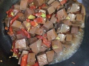 炒锅放油，冷油放入泡椒，泡姜和豆瓣酱，小火炒出香味