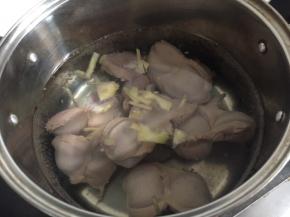 鸭胗用盐水搓洗几遍，清洗干净后放入锅内，添水和料酒，放入切好的生姜片，大火煮开。水开之后煮10分钟，鸭胗捞出控干水分
