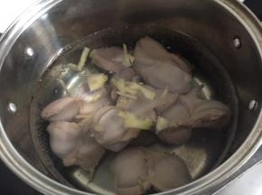 鸭胗用盐水搓洗几遍，清洗干净后放入锅内，添水和料酒，放入切好的生姜片，大火煮开。水开之后煮10分钟，鸭胗捞出控干水分
