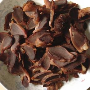 鸭胗晾凉之后切片就可以吃了