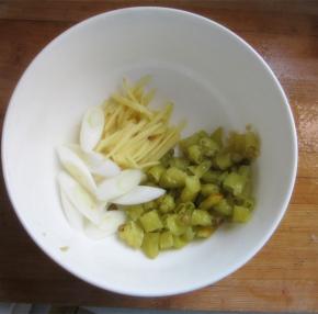 葱和泡椒切段，姜蒜切丝