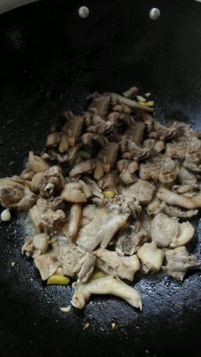 炒锅放油烧热，下葱蒜爆香