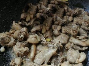 炒锅放油烧热，下葱蒜爆香