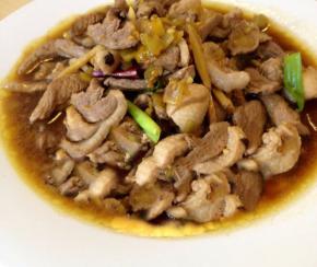 放入生抽和葱段翻炒一下就可以盛出