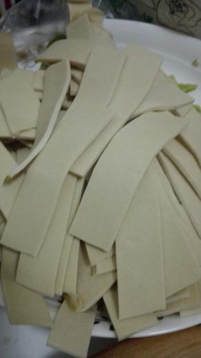 干豆腐切成条状或者菱形块