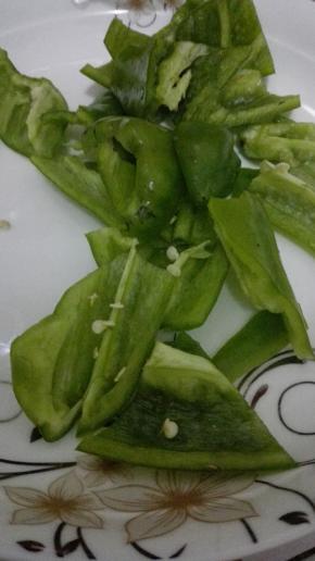 尖椒去籽切成块状备用，大蒜用刀背拍碎