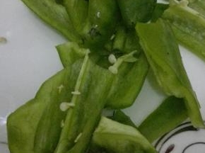 尖椒去籽切成块状备用，大蒜用刀背拍碎