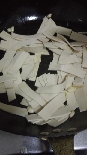 入干豆腐翻炒均匀