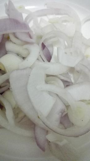 洋葱剥去外皮切成丝